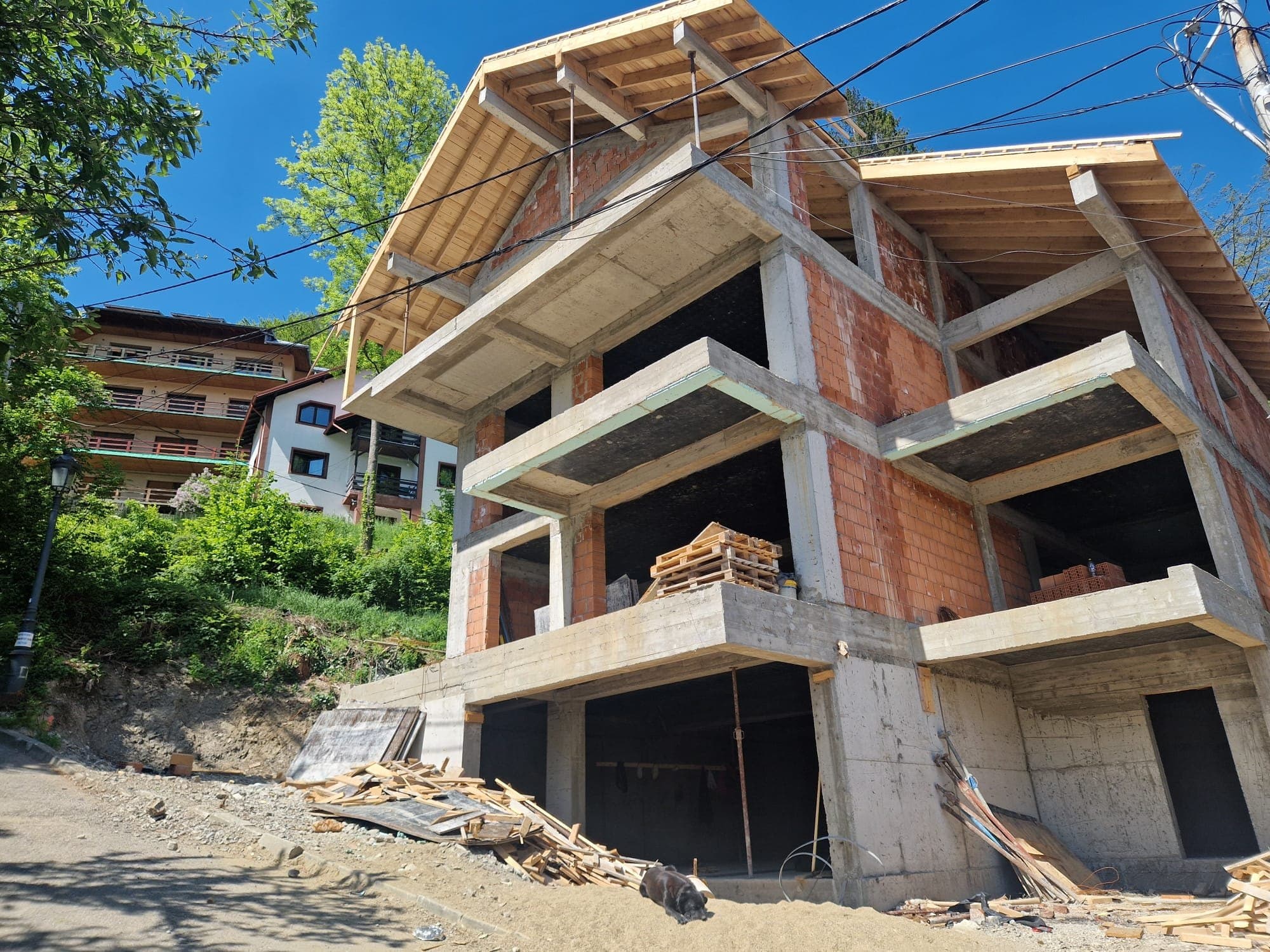 Structura ansamblului cu terase suspendate, în construcție — iunie 2026