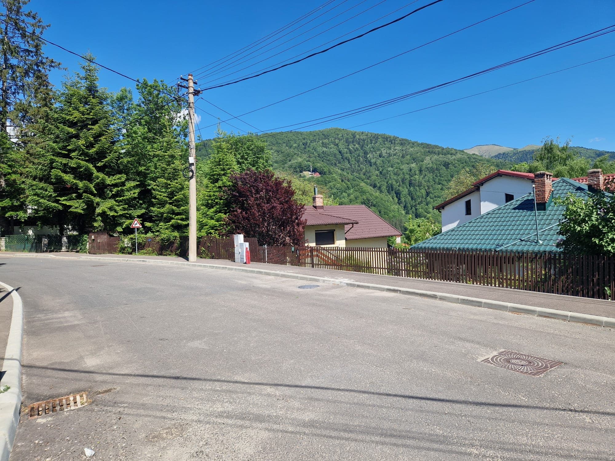 Strada Cerbului și creasta împădurită a Bucegilor